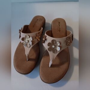 Rialto Bella Pale Pink Metallic Flower Sandal 7.5 M NEW